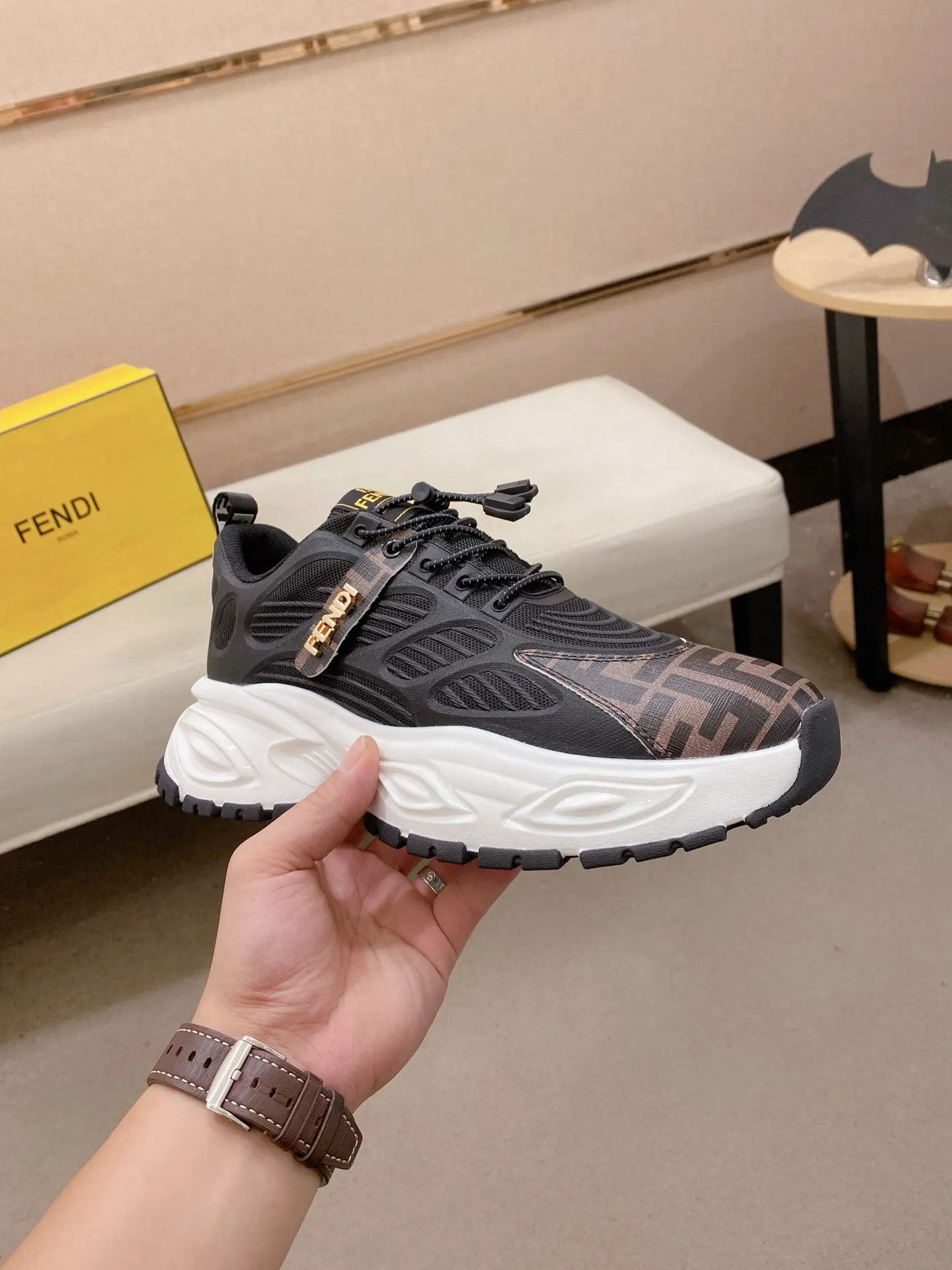 Men's shoes 💰 442💰 (fendi) New high-top 👊🏻 upper 🇮🇹 imported cowhide fabric 🇩🇪 lining imported breathable mesh lining. The original outsole is molded to highlight the identity of every man, and the upper foot is elegant and stable🚶🏻🚶🏻The high-end custom counters reproduce the original version📯No matter the wind or rain, the shoe last remains unchanged and can withstand the verification of time🔍️,🔵 Size: 38-44